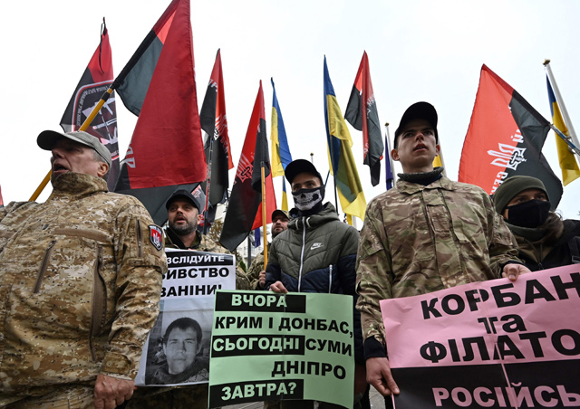 Participants of the war with Russia backed separatists on the east of Ukraine, activists of Right Sector, far-right movement hold placards and flags as they shout slogans during their rally called ‘Stop the creeping occupation!’ outside the office of Ukrainian President Volodymyr Zelensky in Kiev on Thursday (AFP photo)