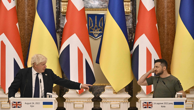 Ukrainian President Volodymyr Zelensky and British Prime Minister Boris Johnson react during a press conference following their meeting at Kyiv's ‘Maidan’ Independence Square on Ukraine's Independence Day on Wednesday (AFP photo)