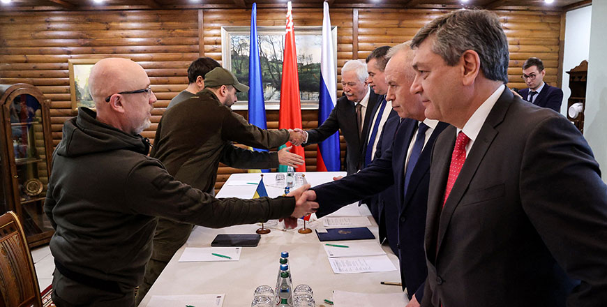 Ukrainian defence minister Oleksii Reznikov (left) shakes hands with Russian negotiators prior the talks between delegations from Ukraine and Russia in Belarus' Brest region on Thursday (AFP photo)