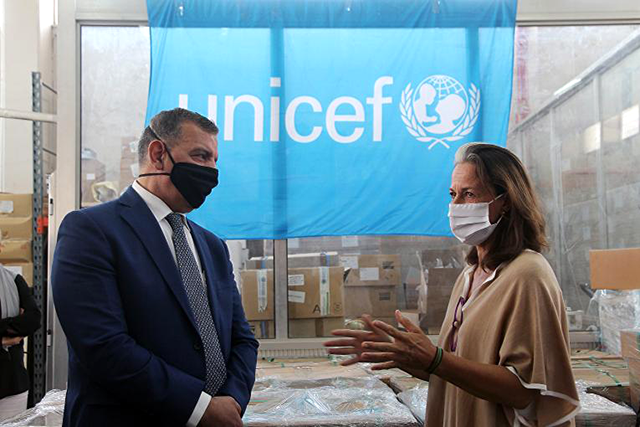 Health Minister Saad Jaber and UNICEF Jordan Representative Tanya Chapuisat speak during the handover event of 40 ventilators from the UN agency to the Ministry of Health in support of Jordan’s national response to COVID-19 (Photo courtesy of UNICEF Jordan website)