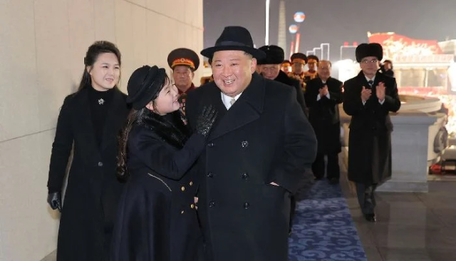 This photo taken on February 8 and released from North Korea´s official Korean Central News Agency (KCNA) on February 9 shows North Korea´s leader Kim Jong -un (right), his daughter presumed to be named Ju Ae (centre) and wife Ri Sol Ju (left) attending a military parade celebrating the 75th anniversary of the founding of the Korean People´s Army in Kim Il -sung Square in Pyongyang (AFP photo)