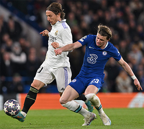Chelsea’s English midfielder Conor Gallagher (right) vies with Real Madrid’s Croatian midfielder Luka Modric during their Champions League quarterfinal second-leg match in London on Tuesday (AFP photo by Glyn Kirk)