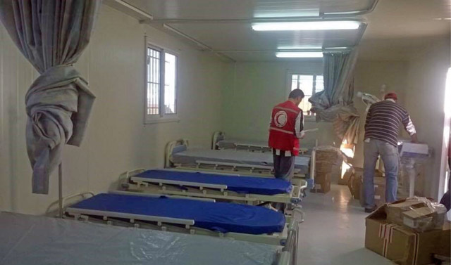Work in progress on updating the emergency room in Ruwayshid hospital with support from JRCS volunteers (Photo courtesy of the ICRC)