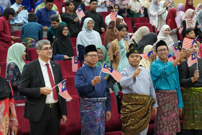 Malaysia’s Ambassador to Jordan Mohamad Nasri Abdul Rahman and participants during the ‘Malaysian Cultural Night’ event at Zarqa University  (Photo courtesy of Malaysian embassy)