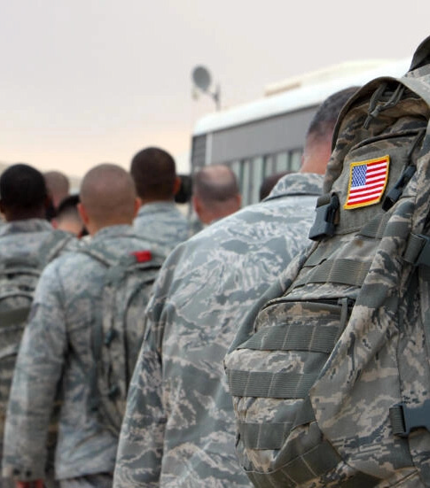 US army soldiers queue to board a plane to begin their journey home out of Iraq from the al-Asad Air Base west the capital Baghdad, November 1, 2011 (AFP photo)