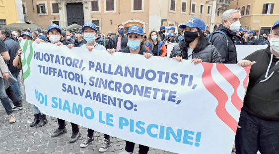 Demonstrators hold a banner reading ‘Swimmers, water polo players, divers, synchronised swimmers, rescue: We are the pools!’ during a protest against the government’s decision to close the facilities of sports associations, gyms and swimming pools, in front of Montecitorio palace, the Italian parliament, in central Rome, on Wednesday (AFP photo)