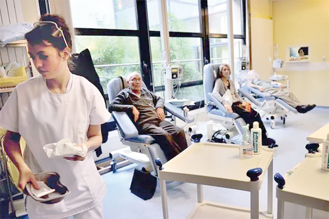 A nurse is working in a room where patients undergo chemotherapy treatment, on February 6, 2013 (AFP photo)