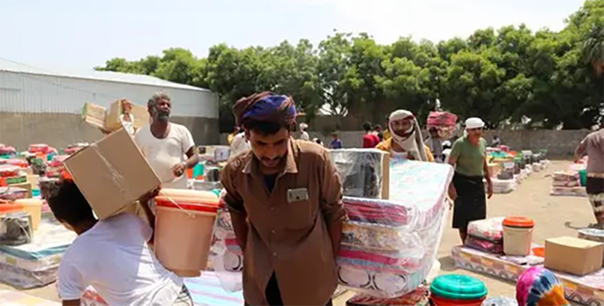 Displaced Yemenis receive aids of tents, mattresses and bedding, after their camp was exposed to heavy rain that damaged their tents, in the Khokha district of the country's war-ravaged western province of Hodeida, on August 12, 2022 (AFP photo)