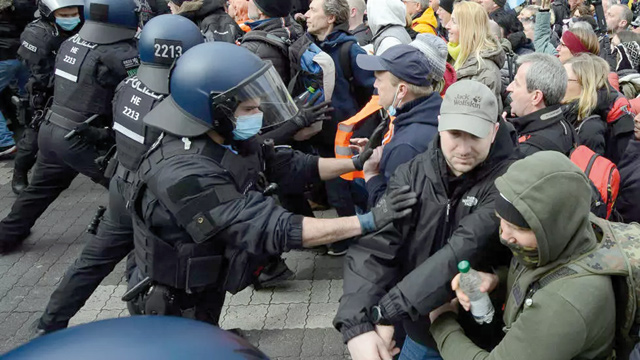 Police forces clash with protesters in Kassel, Germany, on Saturday (AFP photo)