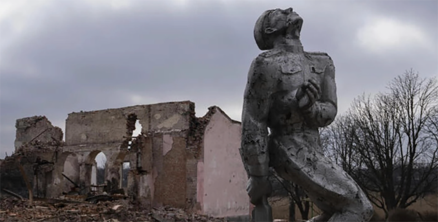 File photo of a Soviet-era World War II monument near a destroyed cultural centre near Avdiivka, in Ukraine's Donetsk region taken on March 21 (AFP photo)