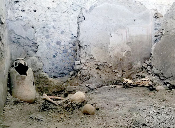 The two skeletons were found in the insula of the Casti Amanti, beneath a wall that collapsed before the area was covered in volcanic material (Photo courtesy of Pompei Archaeological Park)