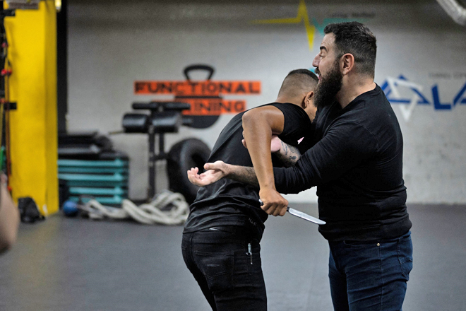 Venezuelan bodyguard instructor Sarkis Sako, 34,(right) shows his hand-to-hand combat skills by disarming a mock suspected attacker with a training knife during a class with his students at a gym in Maracay, Aragua state, Venezuela, on April 6 (AFP photo)