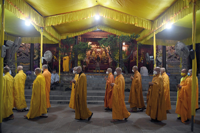 Buddhist monks walk and pray during the procession to a cremation ground for Vietnamese monk Thich Nhat Hanh at Tu Hieu pagoda in Hue province, on Saturday (AFP photo)