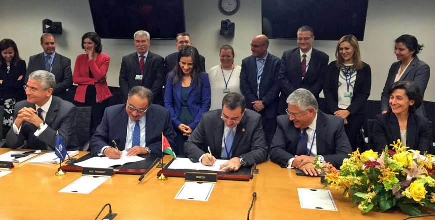Planning and International Cooperation Minister Imad Fakhoury and WBG Vice President for the Middle East and North Africa Hafez Ghanem sign a loan agreement (Photo courtesy of Planning and International Cooperation Ministry)