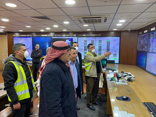 Water Minister Raed Abul Saud and officials at the ministry check on supervisors of water and sewage stations through remote communication on Thursday (Photo courtesy of Water Ministry)