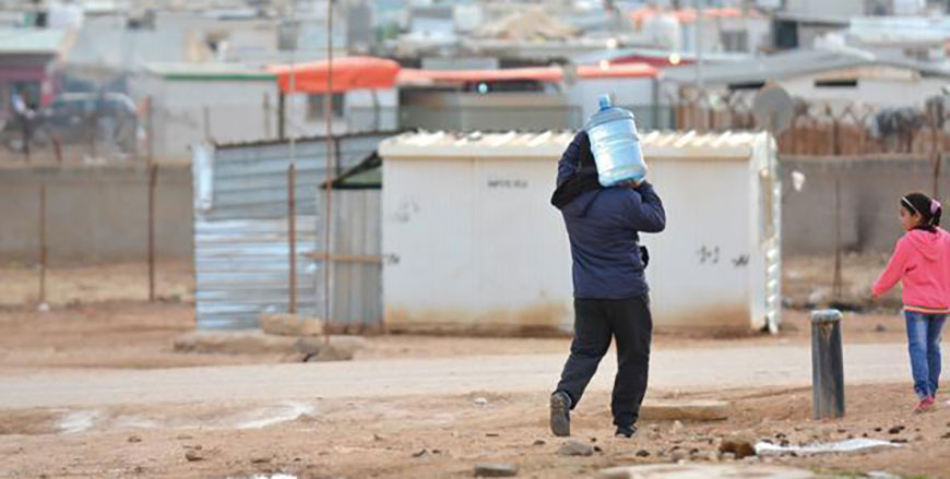 A Syrian refugee carries water at Zaatari camp, some 80km northeast of Amman, in this photo taken on January 28, 2018. Jordan is among the poorest countries in the world in terms of water resources (JT file photo)
