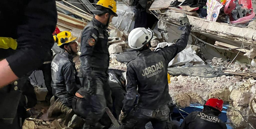 Rescue workers scour through the rubble of a collapsed apartment building in Jabal Luweibdeh (Photo courtesy of PSD)