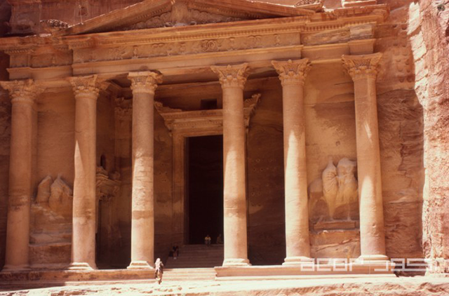 Petra Treasury is a monument carved by the Nabataean craftsmen who operated under the influence of the stonemasons from the Mediterranean basin (Photo courtesy of ACOR)