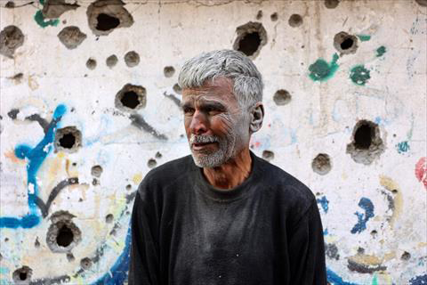 An elderly Palestinian man reactsas he stands in front of a building hit by an Israeli strike, in Gaza City's eastern neighbourhood of Shujaiya on April 10, 2025  (AFP photo)
