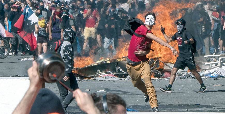 People demonstrate at Plaza Italia on the fifth straight day of street violence which erupted over a now suspended hike in metro ticket prices in Santiago on October 22 (AFP photo)