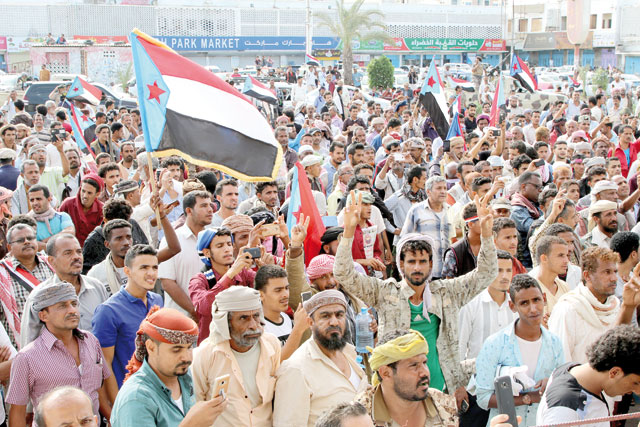 Supporters of southern Yemeni separatists take part in an anti-government protest in Aden, Yemen, on Sunday (Reuters photo)