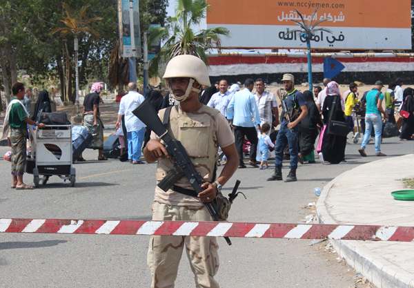 A member of the Yemeni security forces loyal to President Abed Rabbo Mansour Hadi guards Aden’s international airport on Thursday (AFP photo)