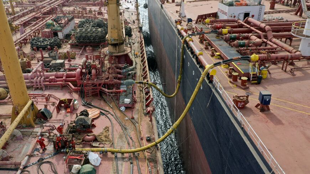 Workers prepare to transfer oil from the dilapidated Yemeni tanker FSO Safer (left) to a replacement vessel in a UN-funded operation to avert an environmental catastrophe in the Red Sea (AFP photo)