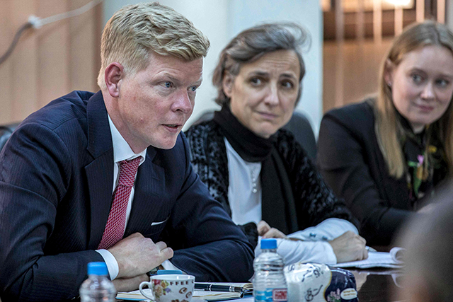 Hans Grundberg (left), the United Nations' special envoy for Yemen, meets with local officials in the country's third city of Taez on Monday (AFP photo)