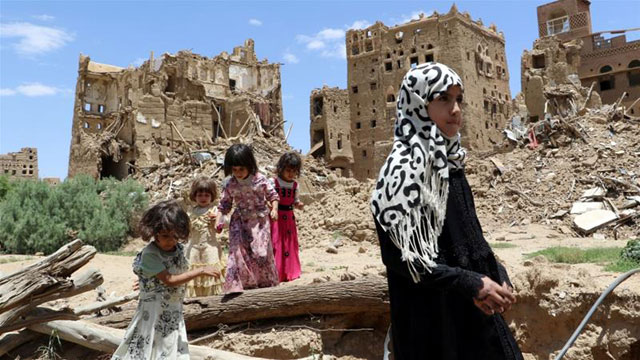 Houthi followers demonstrate to show rejection of an offer by the Saudi-led coalition to pay compensations for victims of an air strike in Saada, Yemen, on September 5 (Reuters photo)