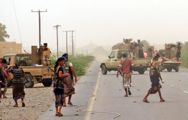 Pro-government forces gather south of the Hodeida airport in Yemen on June 15, 2018 (AFP photo)