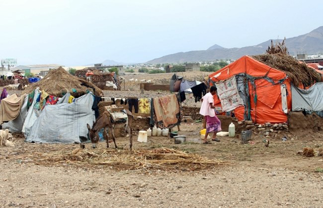 Yemenis walk near tents at a make-shift camp for displaced people who fled fighting between the Houthi rebels and the Saudi-backed government, in the Abs district of the north-western Hajjah, on January 23 (AFP photo)