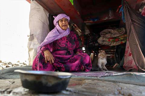 Fakhriya Al Tayeb, a 57-year-old Yemeni woman from Taez, is photographed under a flatbed trailer in the country’s third city on Thursday, where she has been living with her mentally ill husband, for more than three years (AFP photo)