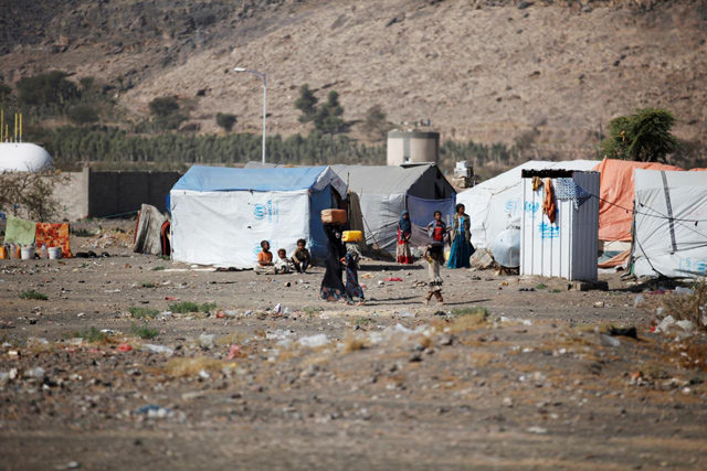 Girls carry cans they filled up with water at a camp for internally displaced people in Dharawan, near the capital Sanaa, Yemen, on February 28, 2017 (Reuters photo)
