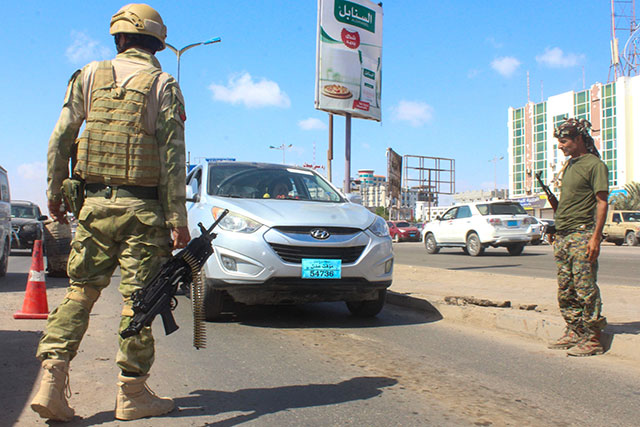 Fighters with the Saudi-backed coalition man a checkpoint in Dar Sad, north of Yemen's southern city of Aden on December 31, 2020 (AFP photo)