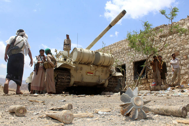 Yemeni pro-government forces, loyal to President Abed Rabbo Mansour Hadi, gather at the military base of Nehm, in the Sanaa province east of the Yemeni capital, the frontline with the Marib region on Thursday (AFP photo)
