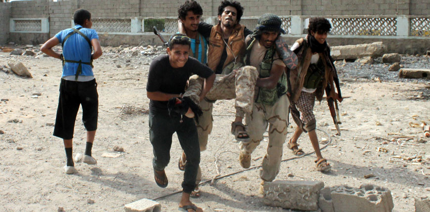 Yemeni fighters loyal to exiled president Abed Rabbo Mansour Hadi evacuate an injured comrade during clashes with Shiite Houthi rebels on Thursday in the centre of the southern Yemeni city of Aden (AFP photo)