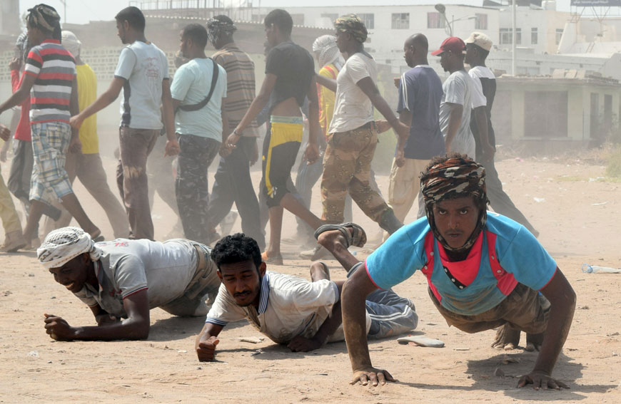 Yemeni men, loyal to exiled President Abed Rabbo Mansour Hadi, take part in a military training in the city of Aden on Saturday. The Yemeni army has recruited 4,800 southern fighters following a presidential decision to integrate loyalist militiamen who helped push Iran-backed rebels out of second city Aden, a military official said (AFP photo)