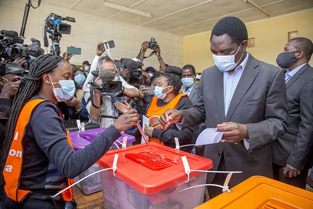 Zambian presidential candidate for the opposition, Hakainde Hichilema ( centre right) of the United Party for National Development (UPND) casts his ballot at a polling station in Lusaka on Thursday (AFP photo)