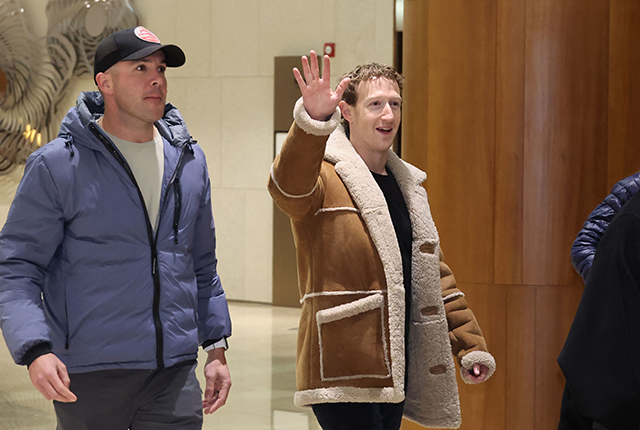 This photo taken on Tuesday shows Mark Zuckerberg (right), head of US tech giant Meta, arriving at Seoul Gimpo Business Aviation Centre in Seoul (AFP photo)