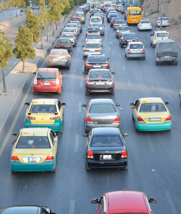 Taxi drivers complained that they are in an ‘unfair competition’ with drivers of private cars, objecting that ride-hailing apps, such as Uber and Careem, should only be allowed for yellow taxis (Photo by Amjad Ghsoun)