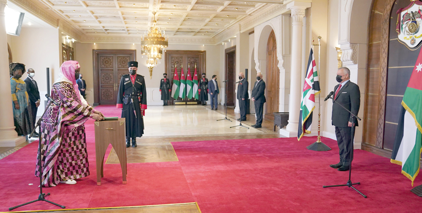 His Majesty King Abdullah accepts the credentials of non-resident ambassador Haja Ishata Thomas of Sierra Leone on Sunday (Photo courtesy of Royal Court)