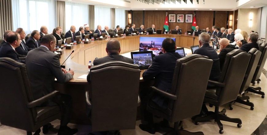 Prime Minister Jafar Hassan addresses the Cabinet during its inaugural session (Petra photo)