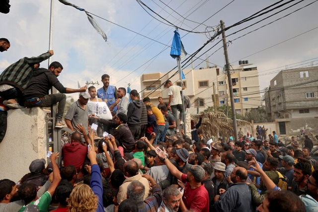 People scramble to receive sacks of flour at a United Nations Relief and Works Agency (UNRWA) aid distribution centre in Deir Al Balah in the central Gaza Strip on November 3, 2024, amid the ongoing Israeli war on the Palestinian territory (AFP photo)