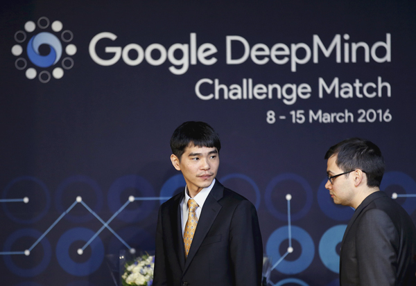 The world’s top Go player Lee Sedol and Demis Hassabis, the CEO of DeepMind Technologies and developer of AlphaGo, arrive at an award ceremony for the Google DeepMind Challenge Match in Seoul on Tuesday (Reuters photo by Kim Hong-Ji)