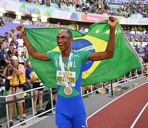 Brazil’s Alison Dos Santos celebrates with a Brazilian flag after winning the men’s 400m hurdles final during the World Athletics Championships in Eugene, Oregon, on Tuesday (AFP photo by Andrej Isakovic)