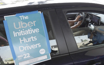A ride share driver participates in a protest by drivers and their supporters, at Los Angeles International Airport in Los Angeles, California, on August 20 (AFP photo)