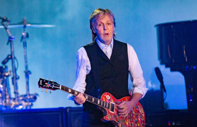 Paul McCartney performs at Glastonbury Festival in Somerset, England, on June 25, 2022 (AFP photo)