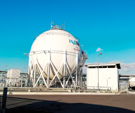 This photo, taken on October 26, shows a 2,500 cubic-meter tank containing liquid hydrogen at Kobe Port Island plant in Kobe, Hyogo Prefecture, where a special shipping terminal has been built in order to import liquid hydrogen from Australia (AFP photo)