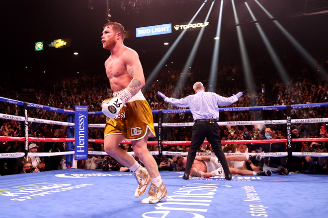 Canelo Alvarez walks away after knocking out Caleb Plant in the 11th round during their championship bout for Alvarez’s WBC, WBO and WBA super middleweight titles and Plant’s IBF super middleweight title in Las Vegas, Nevada, on Saturday (AFP photo by Al Bello)
