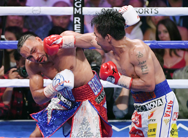 Manny Pacquiao (right) throws a right at Keith Thurman in the eighth round of their WBA welterweight title fight at MGM Grand Garden Arena in Las Vegas, Nevada, on Saturday (AFP photo by Ethan Miller)